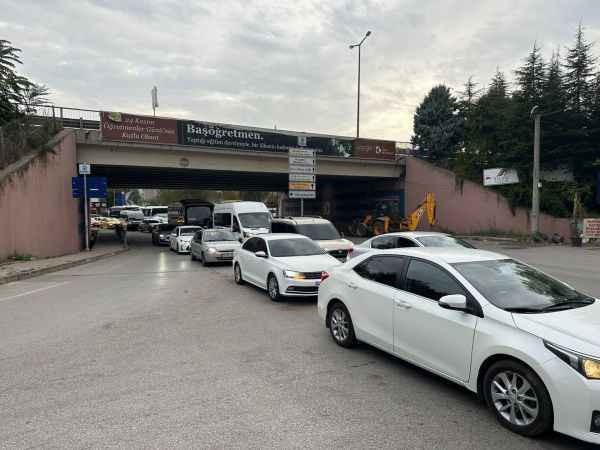 Alikahya’da trafik çilesi! “5 dakikalık yol 45 dakika sürüyor”