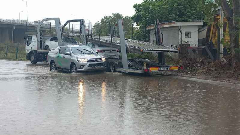 O ilçede alt geçidi su bastı trafik kilitlendi
