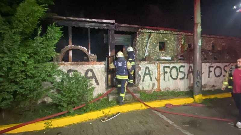 Kocaeli'deki restoran yanarak kullanılamaz hale geldi