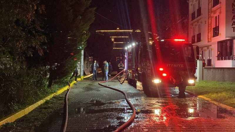 Kocaeli'deki restoran yanarak kullanılamaz hale geldi
