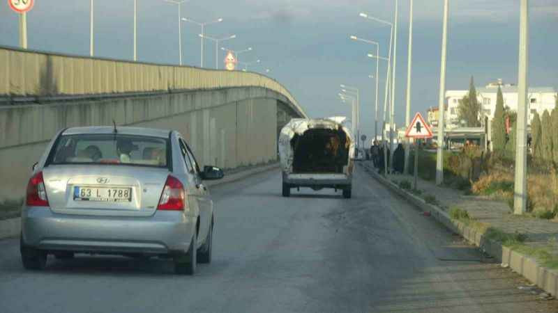 Enkazdan çıkardığı aracıyla boğasını taşıdı!