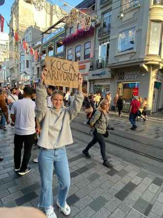 Taksim'de ilginç olay: Belaruslu genç kadın “Koca arıyorum” dövizi açtı