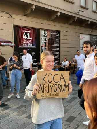 Taksim'de ilginç olay: Belaruslu genç kadın “Koca arıyorum” dövizi açtı