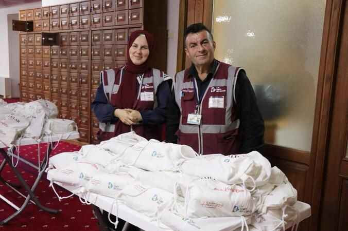 Camiye girmeyen kalmadı, camide hediye dağıttılar