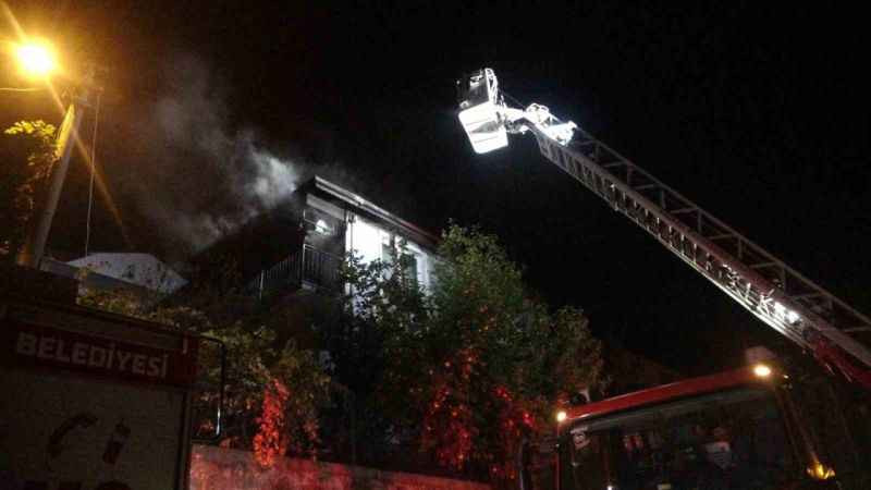 Kocaeli'de balkonda çıkan yangın, çatıya sıçradı