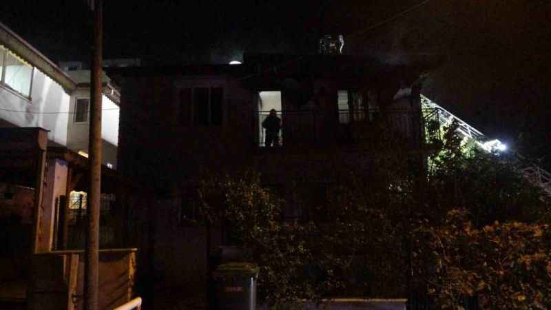 Kocaeli'de balkonda çıkan yangın, çatıya sıçradı