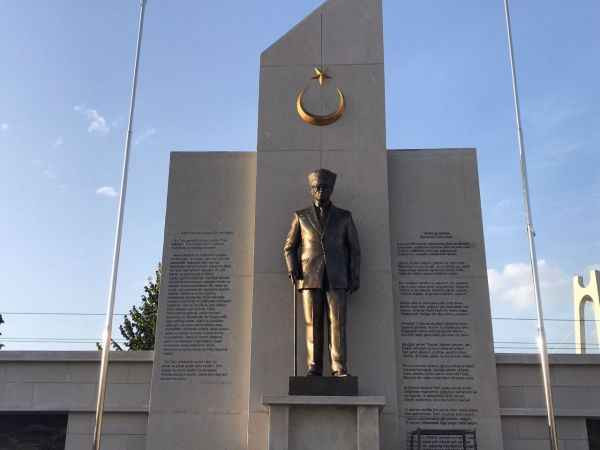 Tüm ihtişamıyla dev Atatürk heykeli İzmit'te