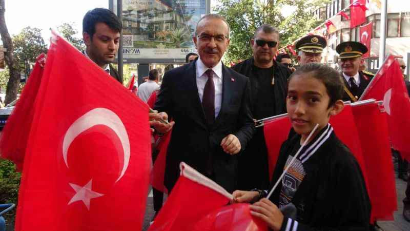İlk tören Atatürk Anıtı'nda gerçekleşti!