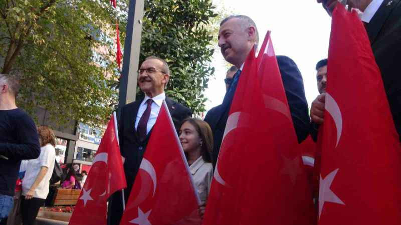 İlk tören Atatürk Anıtı'nda gerçekleşti!