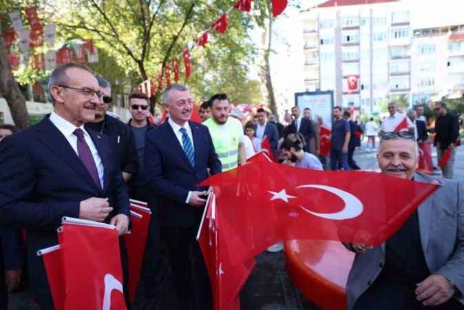 İlk tören Atatürk Anıtı'nda gerçekleşti!