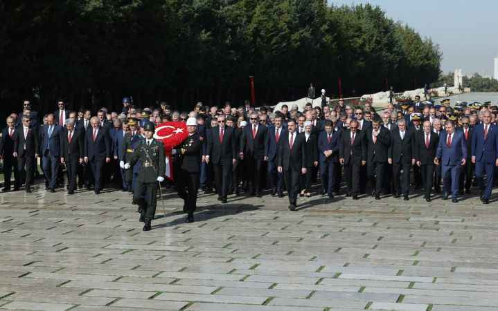 Devlet erkanı Atatürk'ün huzurunda