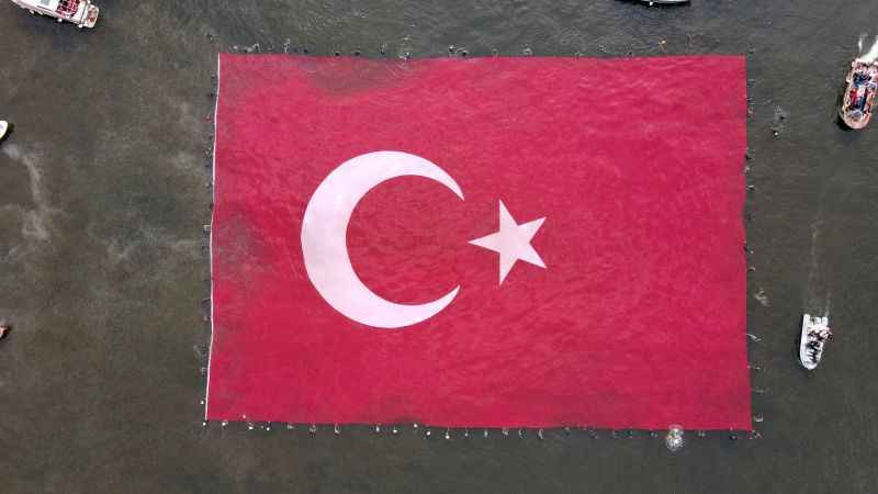 İzmit Körfezi'nde 1923 metrekarelik bayrak açıldı