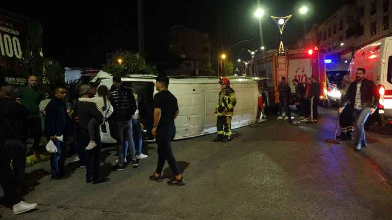 Ağaca çarpan minibüs devrildi: Yaralılar var