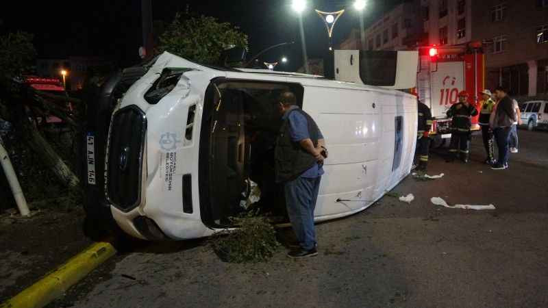 Ağaca çarpan minibüs devrildi: Yaralılar var