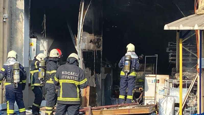 Plastik fabrikasında kimyasal tank patladı