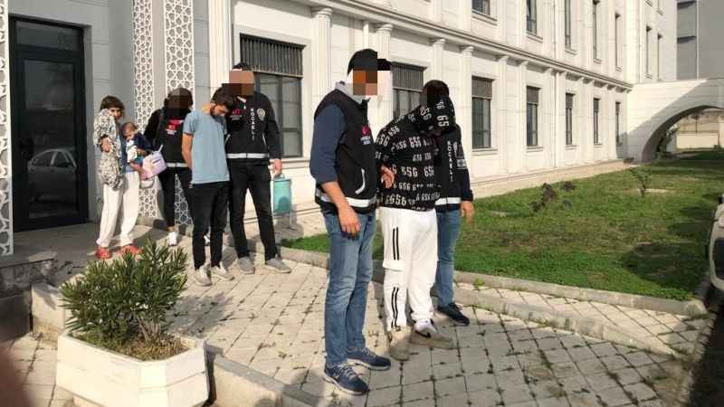 Hırsızlık suçundan yakalandı, kucağında bebekle adliyeye sevk edildi
