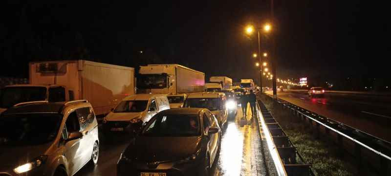 TEM'de çok sayıda araç kazaya karıştı: İstanbul istikameti trafiğe kapandı