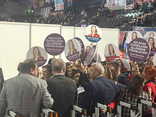 CHP’li başkan kurultayda böyle göze girmeye çalıştı