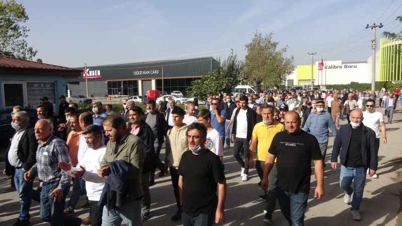 O ilçede mahalleli fabrikalar için ayağa kalktı