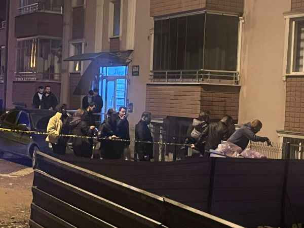İstinat duvarı çöktü Vatandaşlar gece yarısı sokakta kaldı!