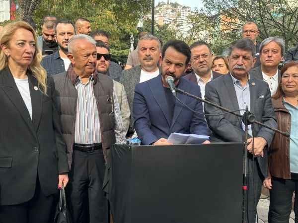 CHP’liler Can Atalay için oturma eylemi yaptı