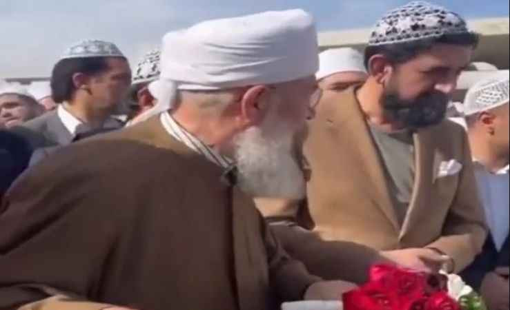 Menzil şeyhinin yanında bakın kim var!
