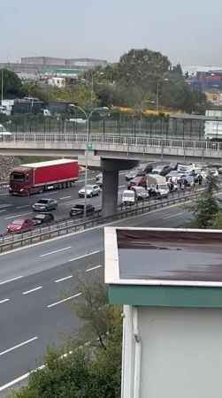 Osmangazi Köprüsü girişinde tır devrildi