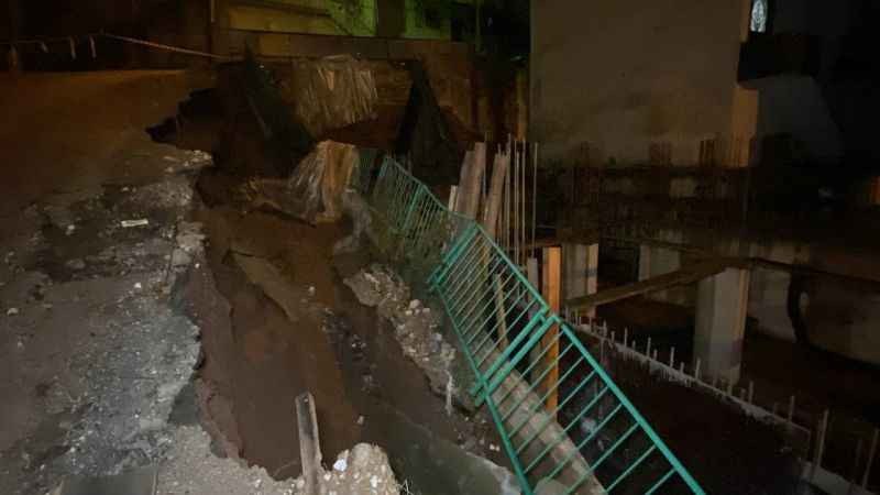İzmit'te aynı mahallede ikinci kez duvar ve yol çöktü