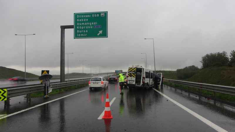 İşçi servisi ile ticari taksi çarpıştı: Çok sayıda yaralı
