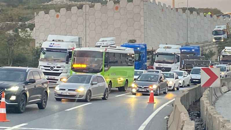 Seyir halindeki tırın üzerinden konteyner düştü