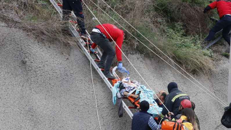 Raylarda yürüyen vatandaşa Yüksek Hızlı Tren (YHT) çarptı