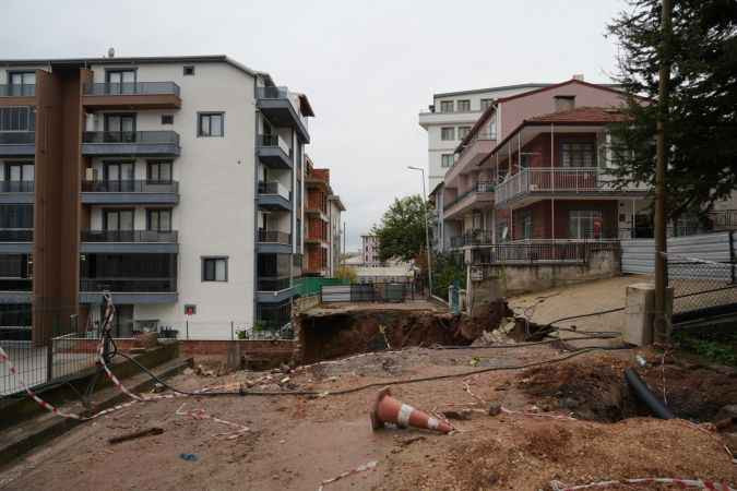 Kocaeli’de İstinat duvarı çöktü 4 bina mühürlendi, 83 kişi tahliye edildi