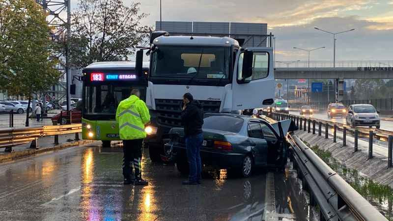 Beton mikseri ile çarpıştı hurdaya döndü