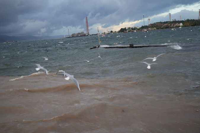 Kocaeli'de deniz taştı, sahil bandı suyla doldu