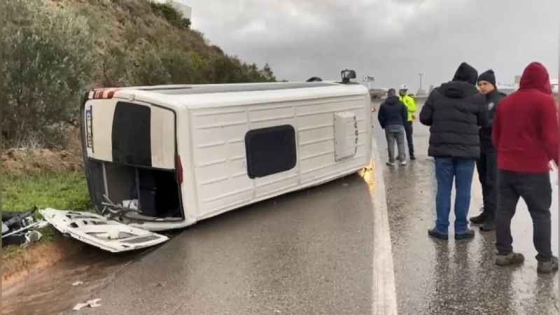 Kocaeli’de işçi servisi devrildi: Çok sayıda yaralı var