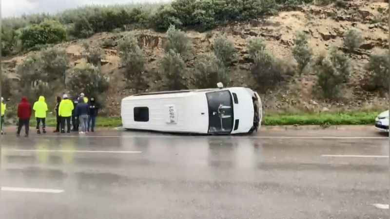 Kocaeli’de işçi servisi devrildi: Çok sayıda yaralı var