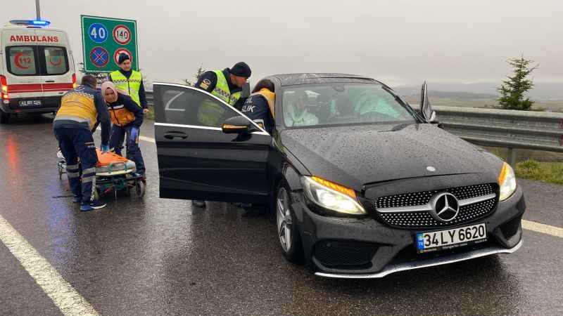 Otomobil tıra çarptı: Yaralılar var