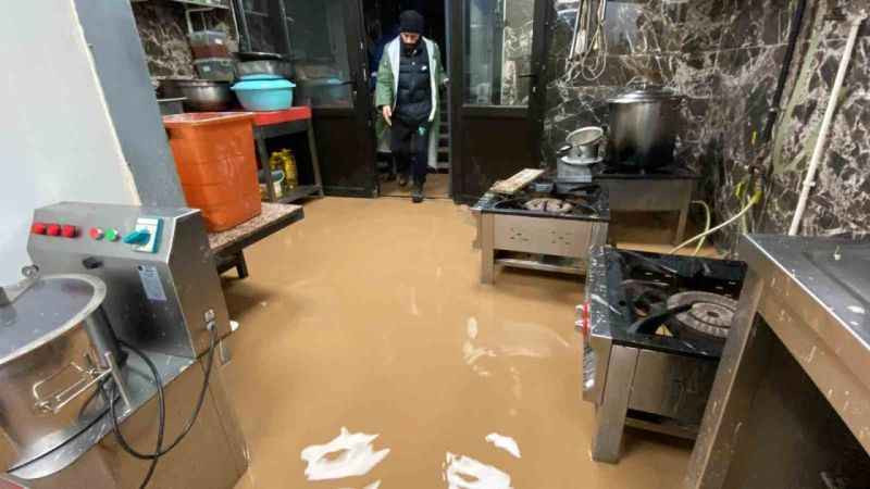Kocaeli’de sağanak: Dere taşınca sokakları ve iş yerlerini su bastı