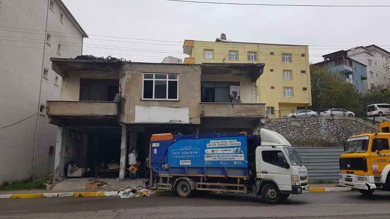 Evden 3 kamyon çöp çıkarıldı