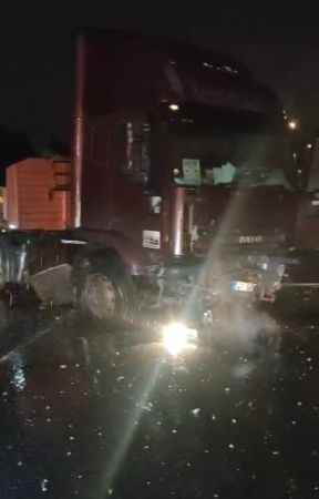 İzmit'te bariyerleri aşan tır karşı şeride geçti