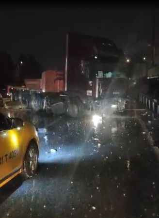 İzmit'te bariyerleri aşan tır karşı şeride geçti