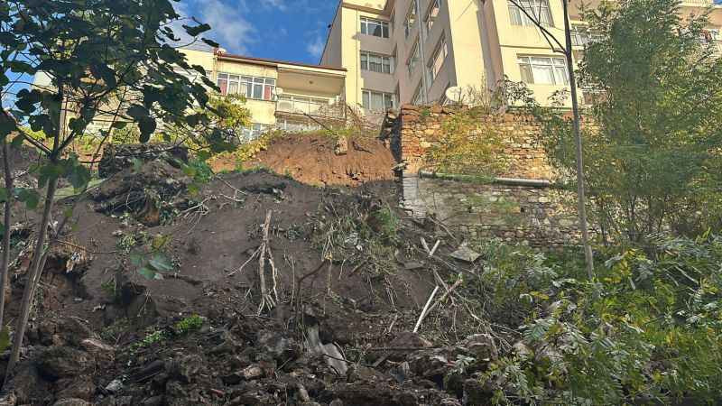 İzmit İlçe Milli Eğitim’in bahçesine bina çöktü