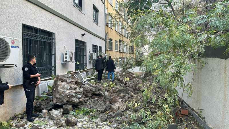 İzmit İlçe Milli Eğitim’in bahçesine bina çöktü