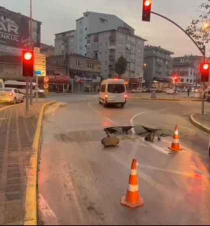 Gebze’de trafiğin işlek olduğu caddede yol çöktü!