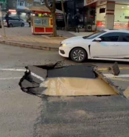 Gebze’de trafiğin işlek olduğu caddede yol çöktü!