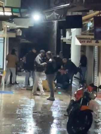 İzmit'te feci dayak! Yerde tekmeleyip, kemerle dövdüler