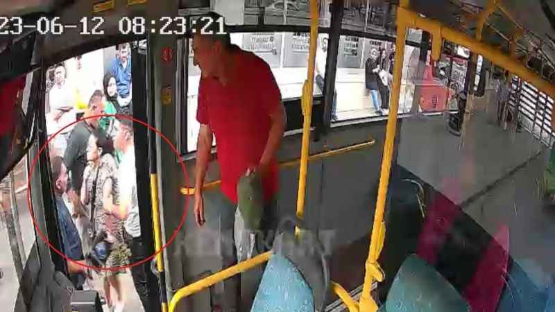Tartakladığı kadını otobüsten indiren şoför: Kendisinden bin kere özür diliyorum