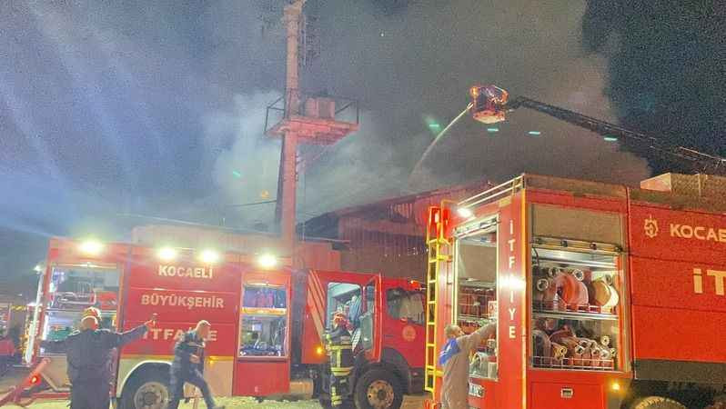 1 işçi dumandan etkilendi! Palet deposundaki yangın kontrol altına alındı