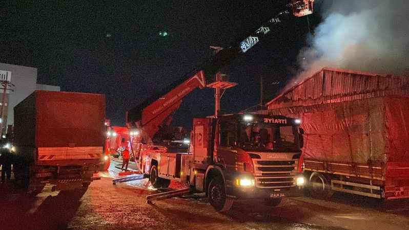 1 işçi dumandan etkilendi! Palet deposundaki yangın kontrol altına alındı