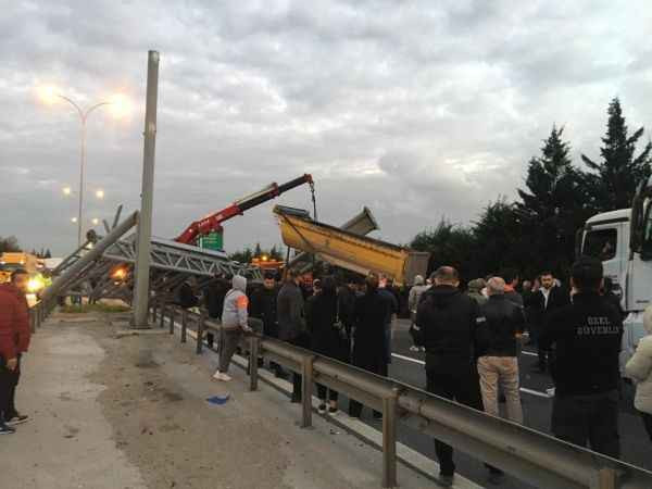 TEM'de damperi açılan tır yön levhasını devirdi